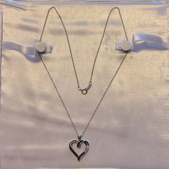 1/5cttw Black and White Diamond Heart Necklace - Picture 2 of 6